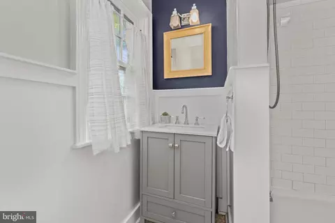 Bath - 910 Kingston Rd, Baltimore, MD 21212 photo 2 of 5