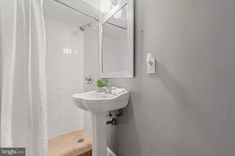 Bath - 910 Kingston Rd, Baltimore, MD 21212 photo 5 of 5