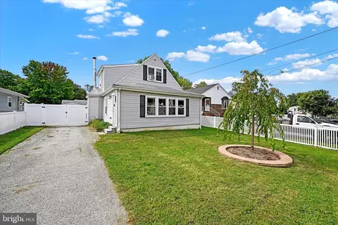 212 Oak Ave, Essex, MD 21221