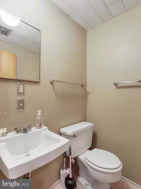 Bath - 5503 Williams Rd, Hydes, MD 21082 photo 4 of 4