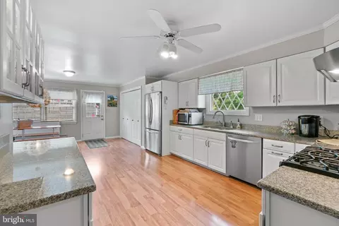 Kitchen - 12559 Dulaney Valley Rd, Phoenix, MD 21131 photo 4 of 5