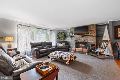 Living - 12559 Dulaney Valley Rd, Phoenix, MD 21131 photo 1 of 2