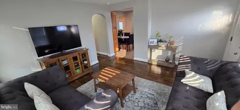 Entry Way - 2804 Ohio Ave, Halethorpe, MD 21227 photo 4 of 17