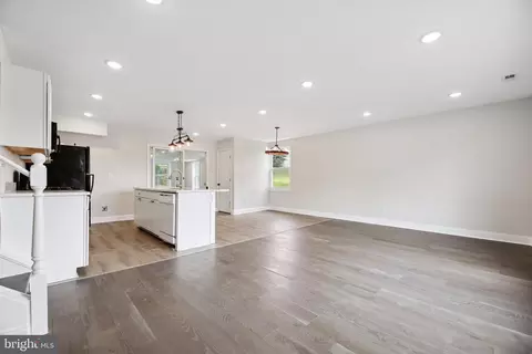 Living - 5816 Heron Dr, Halethorpe, MD 21227 photo 2 of 5