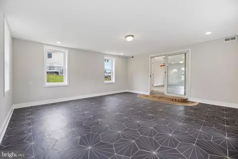 Living - 5816 Heron Dr, Halethorpe, MD 21227 photo 5 of 5