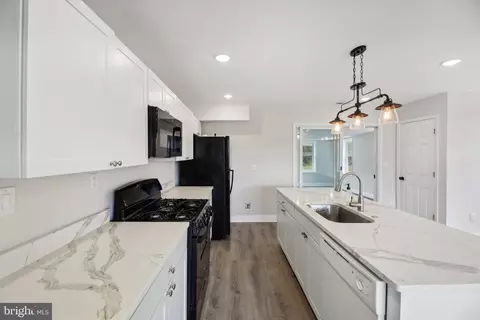 Entry Way - 5816 Heron Dr, Halethorpe, MD 21227 photo 1 of 5