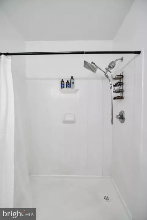 Bath - 5625 Selford Rd, Halethorpe, MD 21227 photo 5 of 8