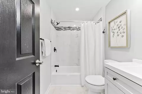 Bath - 3325 Choptank Ave, Middle River, MD 21220 photo 2 of 3