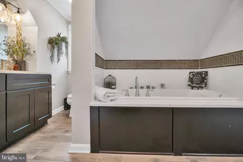 Bath - 1005 Francis Ave, Halethorpe, MD 21227 photo 4 of 15