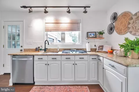 Kitchen - 1005 Francis Ave, Halethorpe, MD 21227 photo 4 of 7