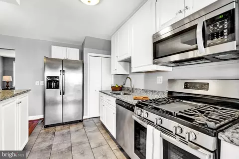 Kitchen - 2816 Plainfield Rd, Dundalk, MD 21222 photo 3 of 4