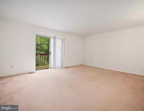 Living - 16 Campton Ct, Nottingham, MD 21236 photo 6 of 7