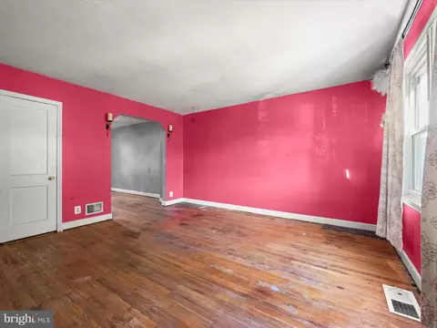 Living - 5494 Oakland Rd, Halethorpe, MD 21227 photo 3 of 4