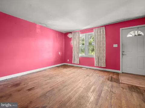 Living - 5494 Oakland Rd, Halethorpe, MD 21227 photo 2 of 4