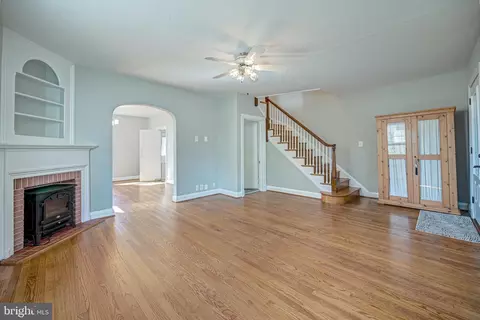 Living - 1243 Circle Dr, Halethorpe, MD 21227 photo 2 of 5