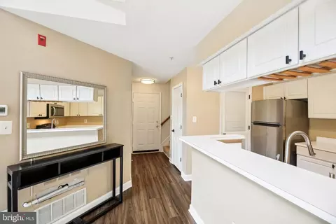 Entry Way - 2309 Falls Gable Ln #D, Baltimore, MD 21209 photo 2 of 5