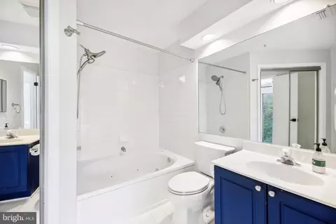 Bath - 2309 Falls Gable Ln #D, Baltimore, MD 21209 photo 1 of 2