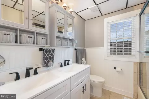 Entry Way - 2922 Ritchie Ave, Sparrows Point, MD 21219 photo 4 of 5