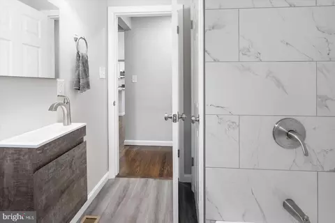 Entry Way - 5418 Hamilton Ave, Baltimore, MD 21206 photo 4 of 8