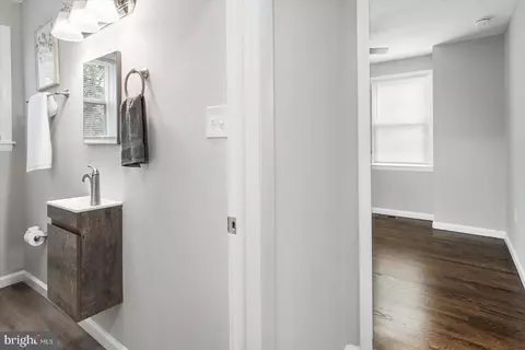 Entry Way - 5418 Hamilton Ave, Baltimore, MD 21206 photo 3 of 8