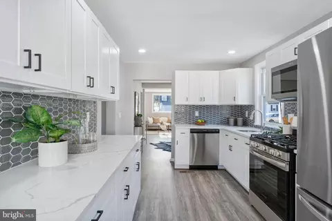 Entry Way - 1727 Brookview Rd, Dundalk, MD 21222 photo 3 of 12