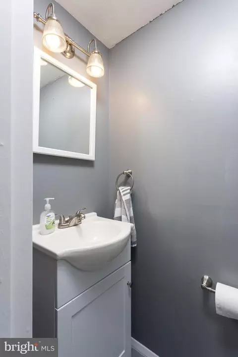 Bath - 36 Bernadotte Ct, Parkville, MD 21234 photo 4 of 4