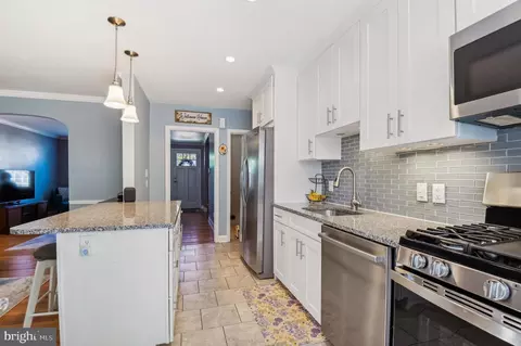 Entry Way - 129 Stanmore Rd, Baltimore, MD 21212 photo 2 of 5