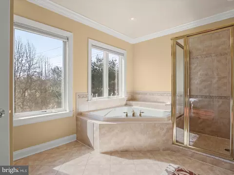 Bath - 4 Harwick Ct, Baltimore, MD 21209 photo 2 of 6