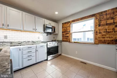 100 Dihedral Dr, Middle River, MD 21220 photo 8