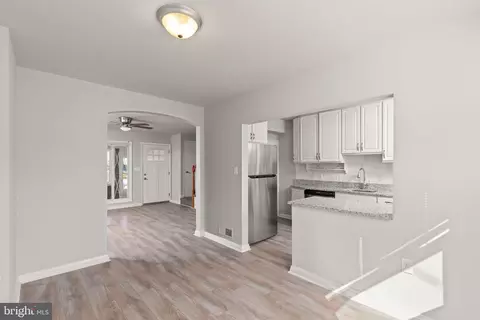 Entry Way - 2015 Holborn Rd, Dundalk, MD 21222 photo 4 of 6