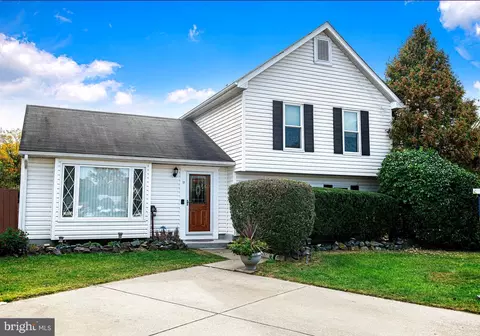 17 Barbie Ct, Middle River, MD 21220 photo 2
