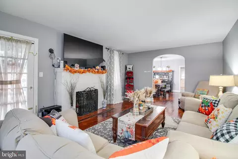 4301 Fordham Rd, Baltimore, MD 21229 photo 3