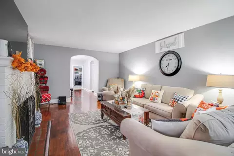 4301 Fordham Rd, Baltimore, MD 21229 photo 2