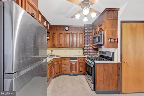 Kitchen - 3104 Sollers Point Rd, Dundalk, MD 21222 photo 3 of 3