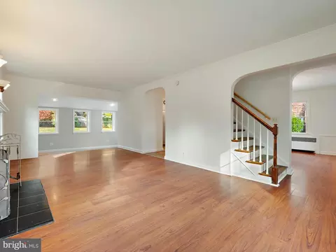 Living - 604 Stevenson Ln, Towson, MD 21286 photo 3 of 6