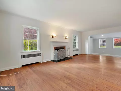 Living - 604 Stevenson Ln, Towson, MD 21286 photo 2 of 6