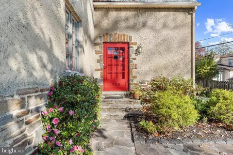 908 Old Oak Rd, Baltimore, MD 21212 photo 2
