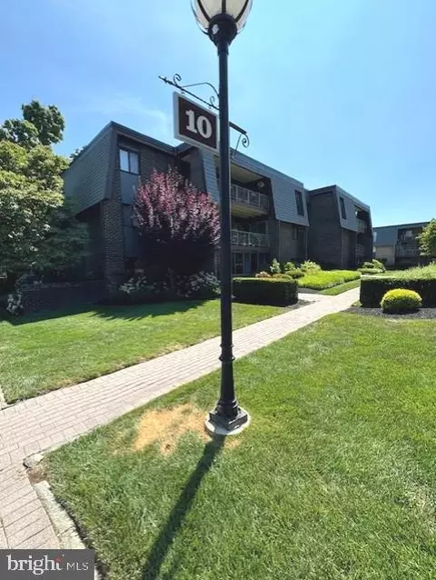 10 Stonehenge Cir #10-2, Pikesville, MD 21208
