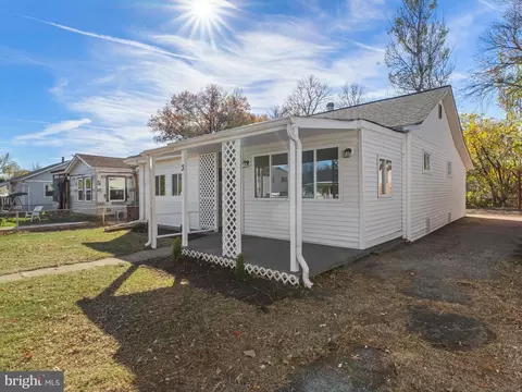 3 Plastic Ct, Middle River, MD 21220
