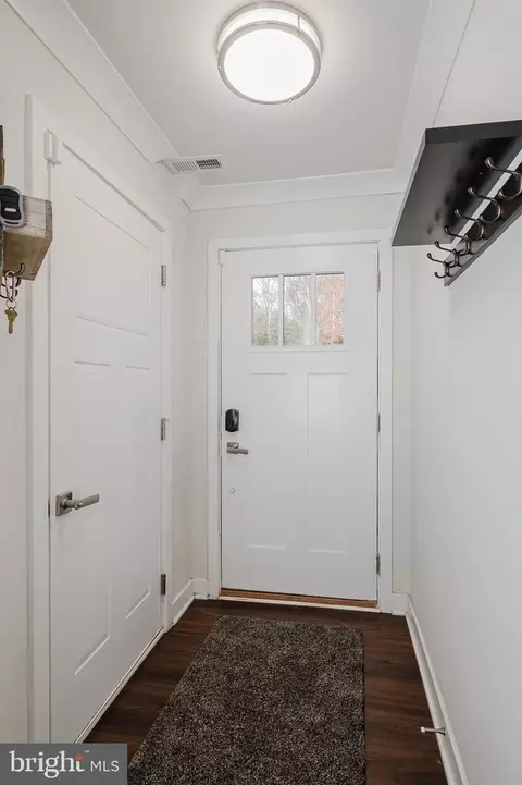 Entry Way - 2818 Shaws Rd, Sparrows Point, MD 21219 photo 3 of 8