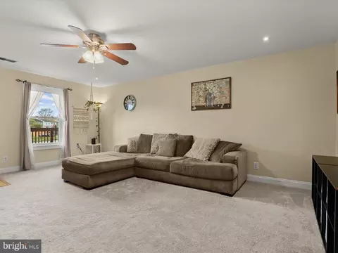 Living - 3914 Cutty Sark Rd, Middle River, MD 21220 photo 3 of 4