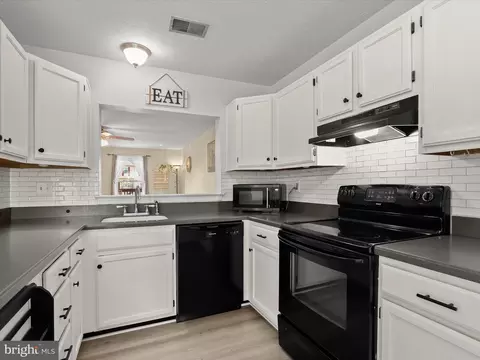 Kitchen - 3914 Cutty Sark Rd, Middle River, MD 21220 photo 5 of 5