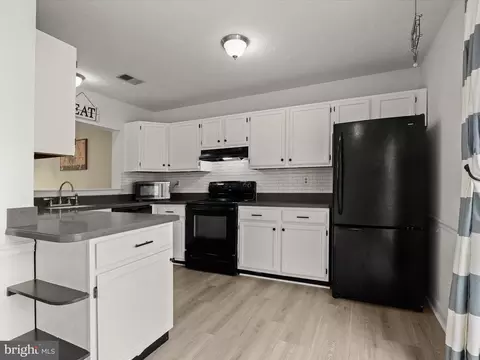Kitchen - 3914 Cutty Sark Rd, Middle River, MD 21220 photo 3 of 5