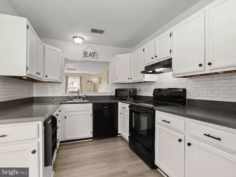 Kitchen - 3914 Cutty Sark Rd, Middle River, MD 21220 photo 4 of 5