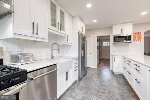 Kitchen - 152 Brandon Rd, Baltimore, MD 21212 photo 5 of 9