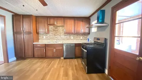 Entry Way - 200 Colgate Ave, Dundalk, MD 21222 photo 6 of 9