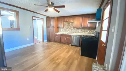Entry Way - 200 Colgate Ave, Dundalk, MD 21222 photo 5 of 9