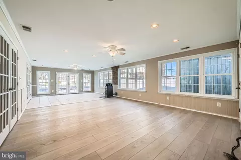 Living - 3107 Newton Rd, Sparrows Point, MD 21219 photo 2 of 6