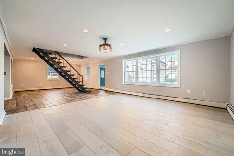 Living - 3107 Newton Rd, Sparrows Point, MD 21219 photo 4 of 6