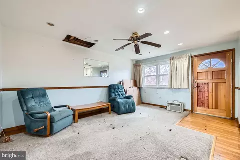 Living - 727 Kingston Rd, Middle River, MD 21220 photo 2 of 3